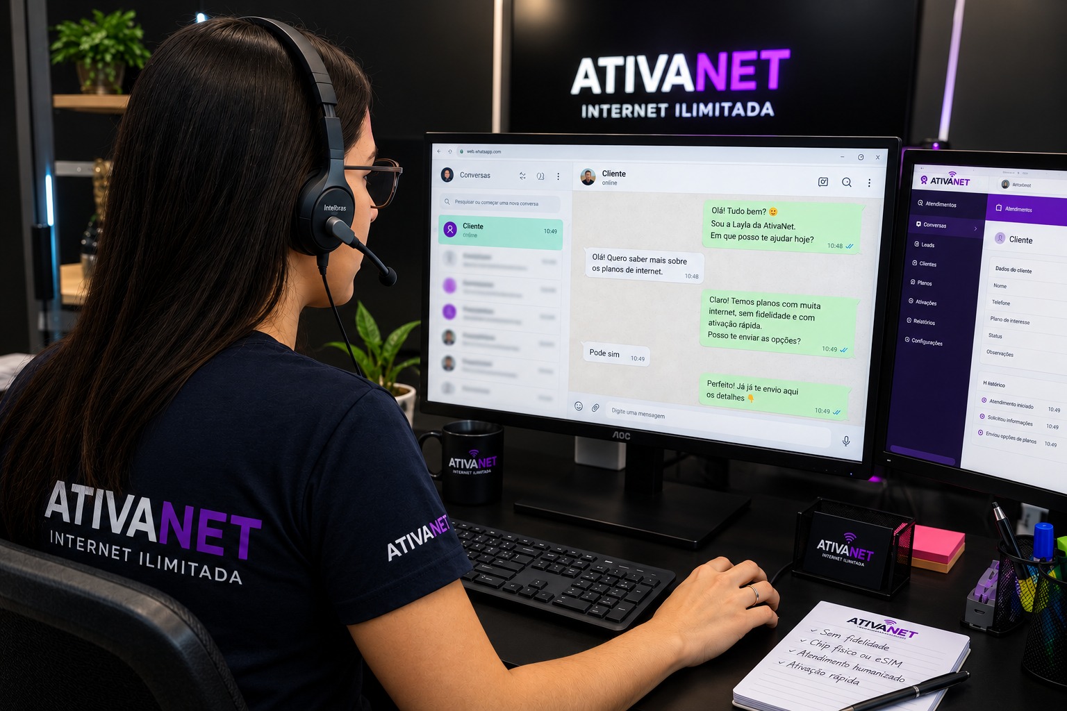 Atendente ajudando uma cliente pelo computador
